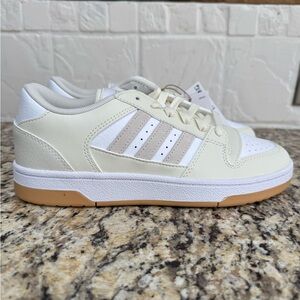 Adidas NWT break start low women’s 7 cream and white sporty chunky tennis shoes